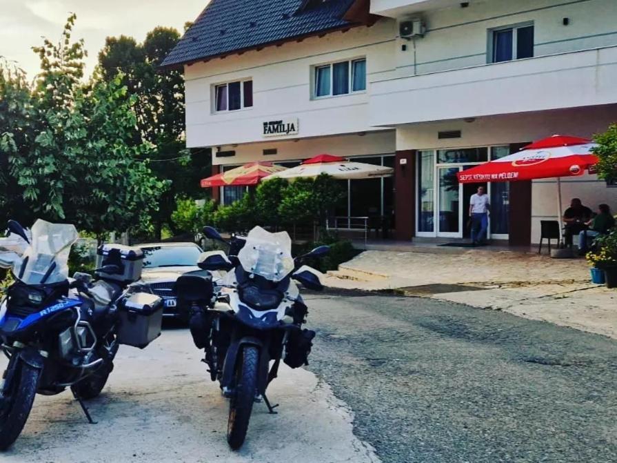 Bar-Restaurant-Hotel-Familja Klos Экстерьер фото