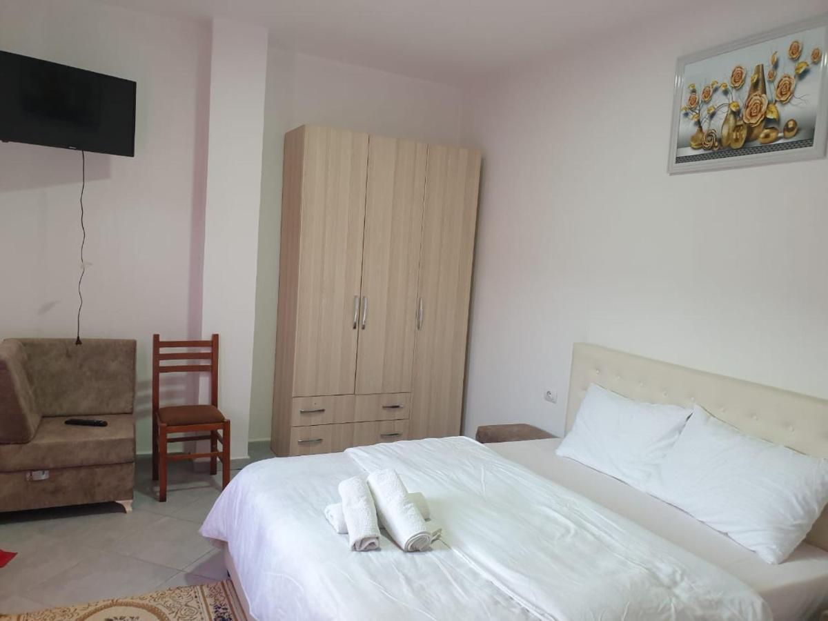 Bar-Restaurant-Hotel-Familja Klos Экстерьер фото