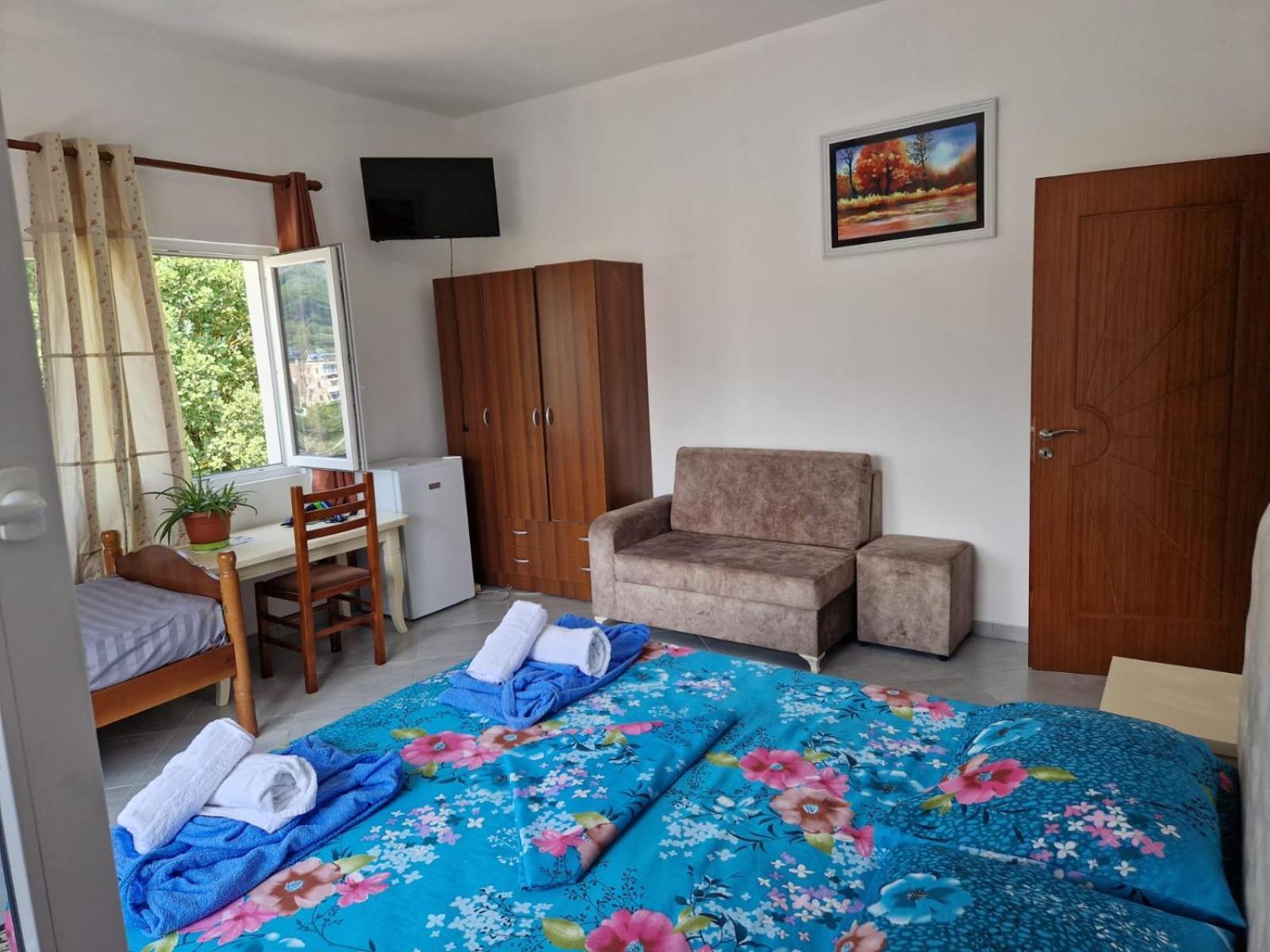 Bar-Restaurant-Hotel-Familja Klos Экстерьер фото