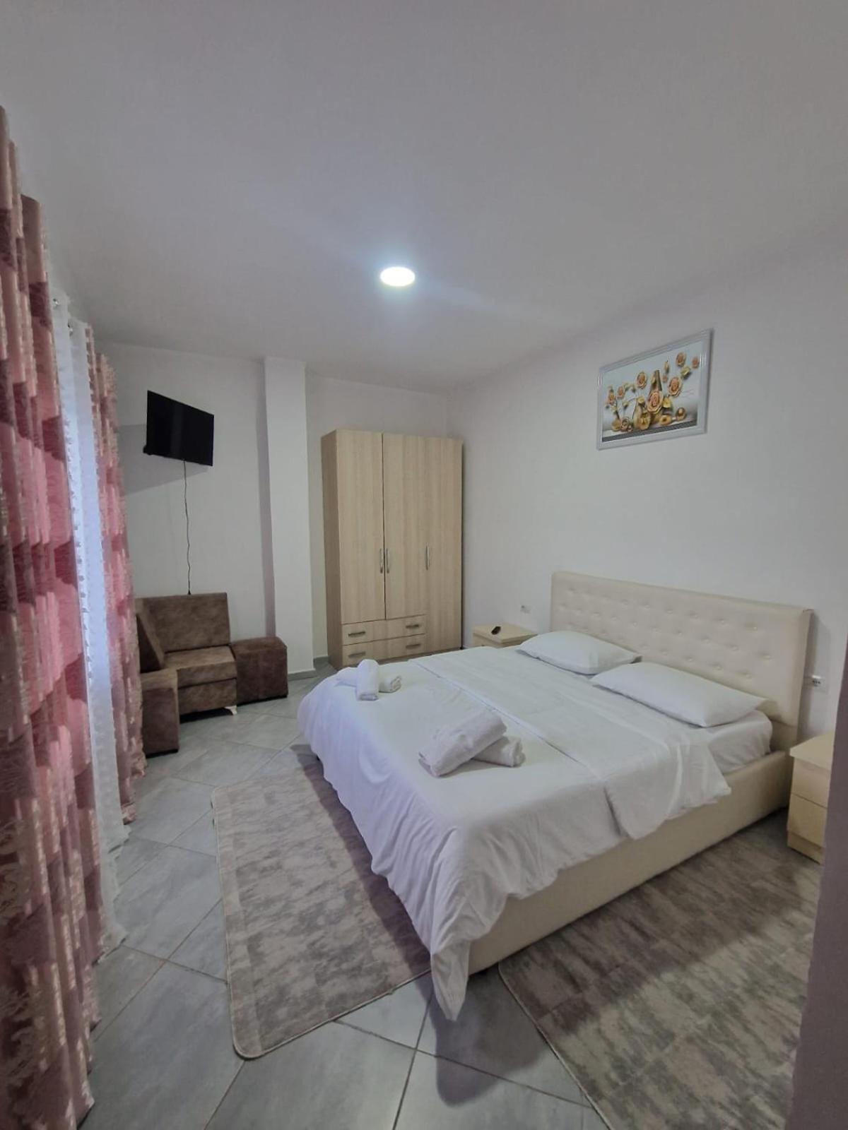 Bar-Restaurant-Hotel-Familja Klos Экстерьер фото